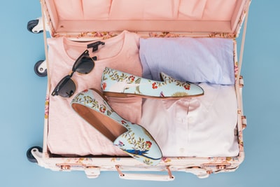 行李中的衣物和鞋子
